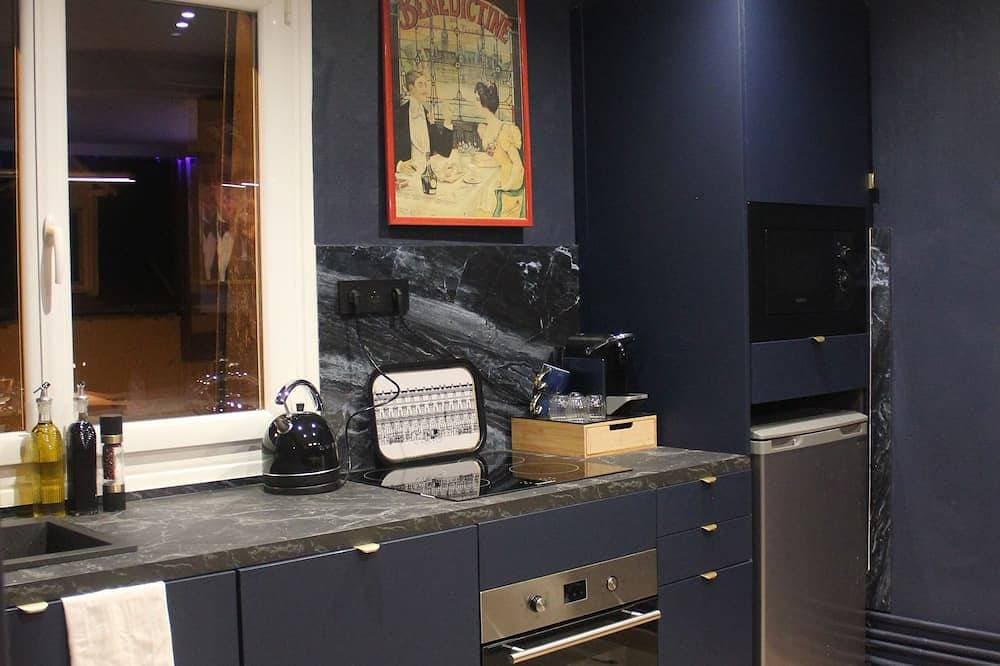 Foto 12 von 13: Le Repaire du Gentleman - Spa, Private Cinema & King-Size Bed • Enclosed Garage