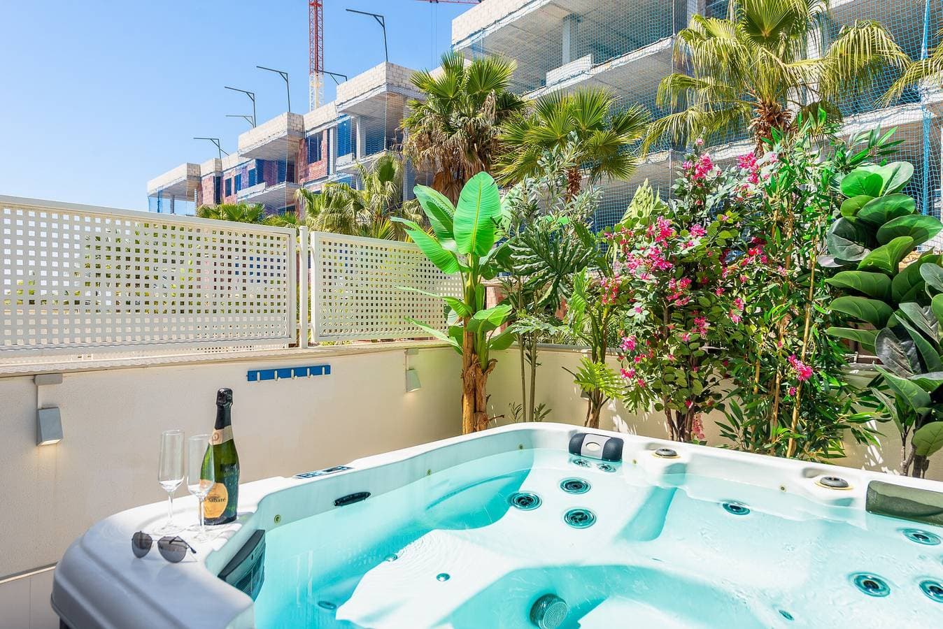 Foto 9 von 37: Ferienwohnung 'Luxuriöses Zweibettzimmer' mit privater Terrasse, WLAN und Klimaanlage