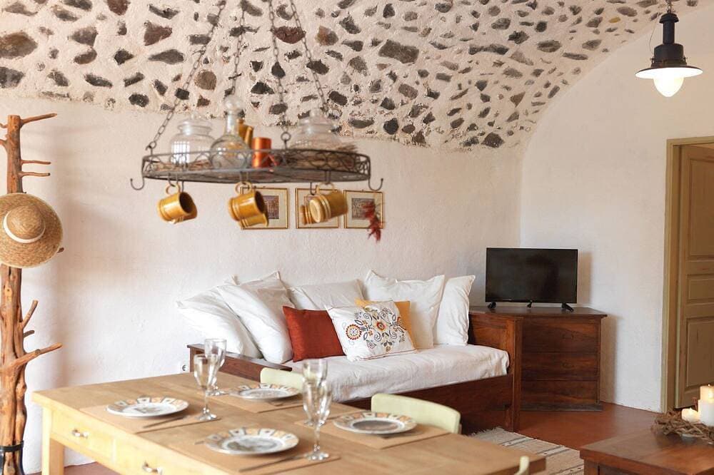 Foto 10 von 26: Charming Santorini Villa | Pori House | 1 Bedroom | Rustic & Traditional Interior | Exo Gonia