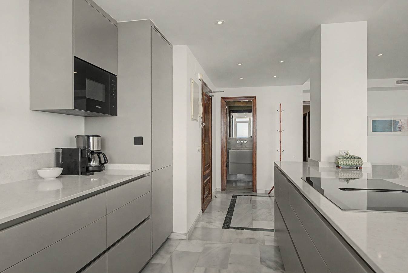 Foto 12 von 36: Einzigartige Strandwohnung mit spektakulärem Meerblick, Pool, WLAN und Terrasse