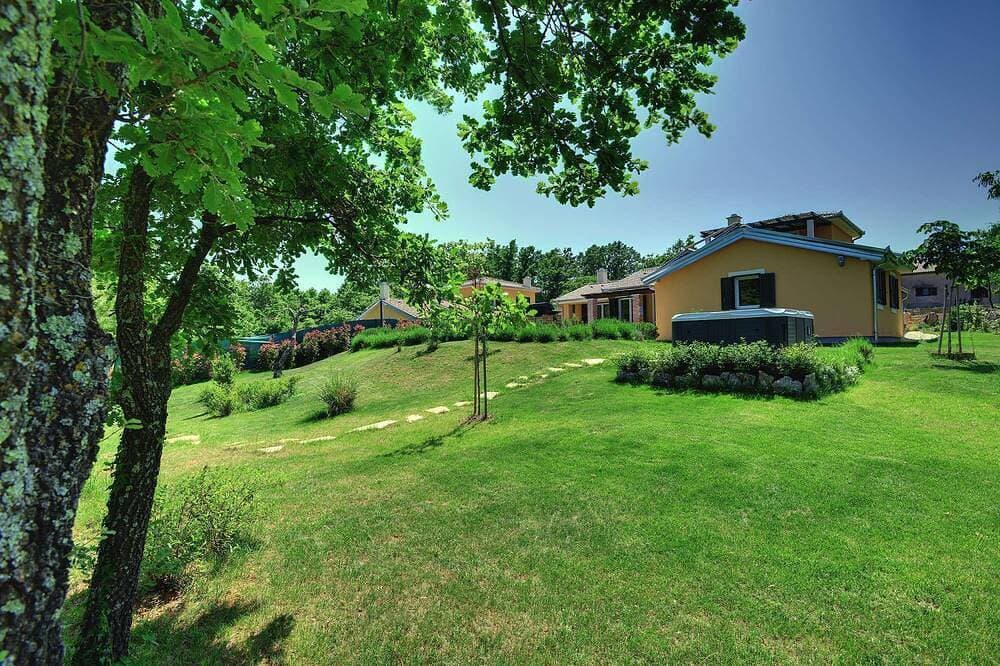 Foto 4 von 30: Ruhig gelegenes Ferienhaus mit grossem Pool am Ortsrand von Rezanci