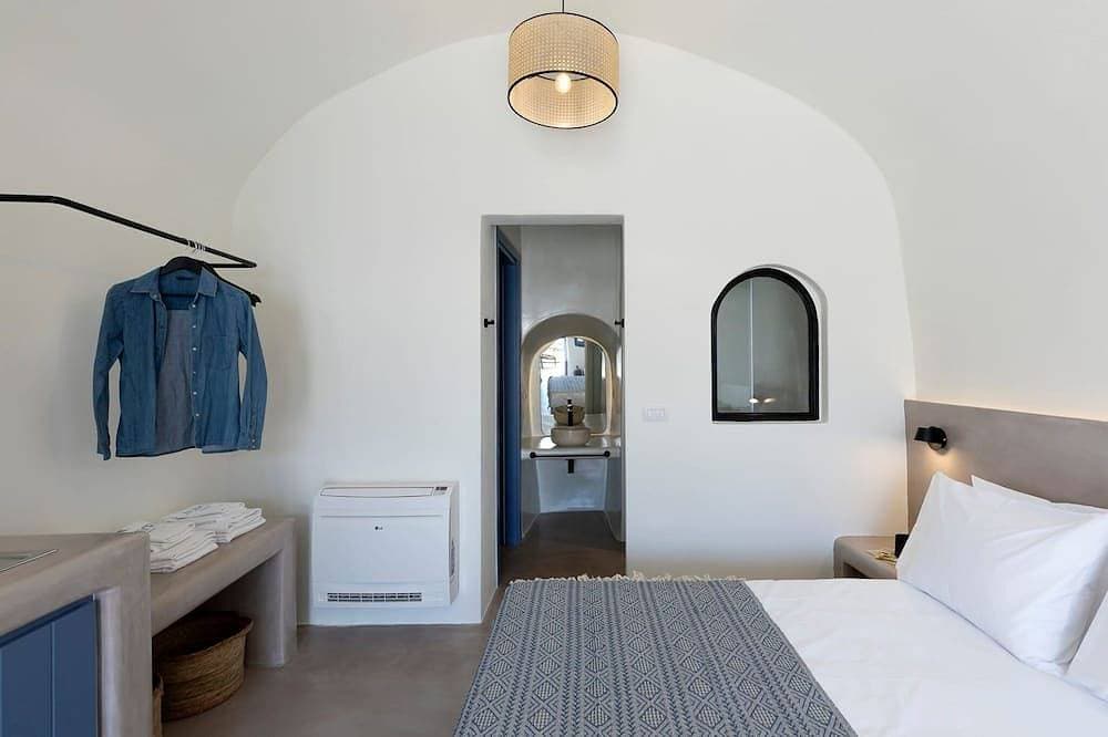 Foto 3 von 25: Amazing Santorini Suite | Hecate Suite | Private Hot Tub | Spacious Furnished.