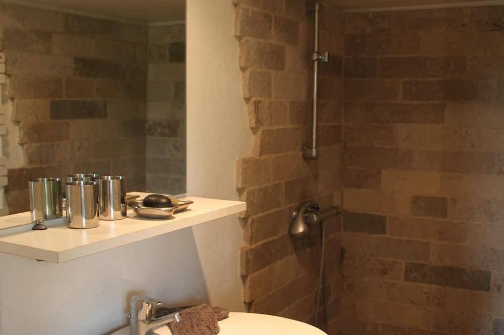Foto 9 von 30: Eine authentische Scheune aus weißem Stein, renoviert für 4 Personen, mit Kamin