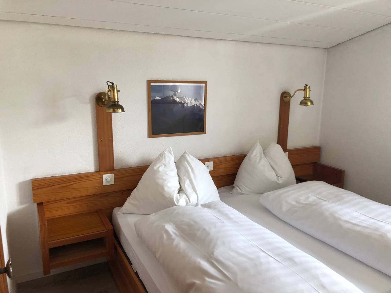 Foto 10 von 13: Arena Lodge - Budget Zimmer mit Doppelbett