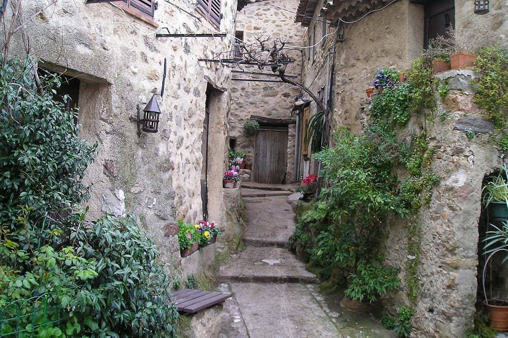 Foto 9 von 23: Self-contained room in a medieval village. Charm and silence near Cannes.