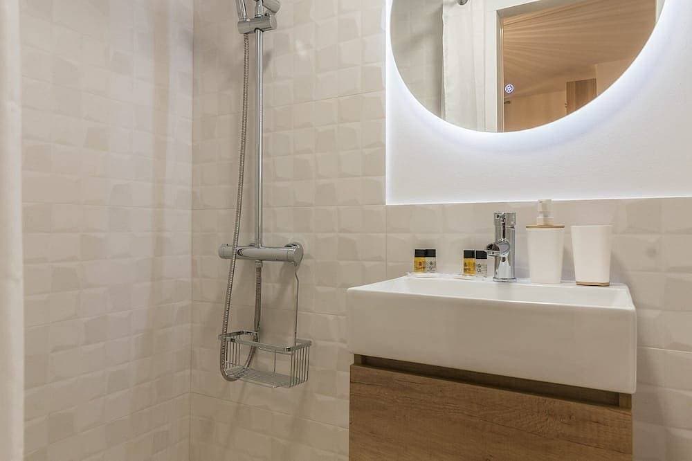 Foto 8 von 22: Newly Renovated Beach Apartment Just Steps to Sand with Dedicated Workspace Area