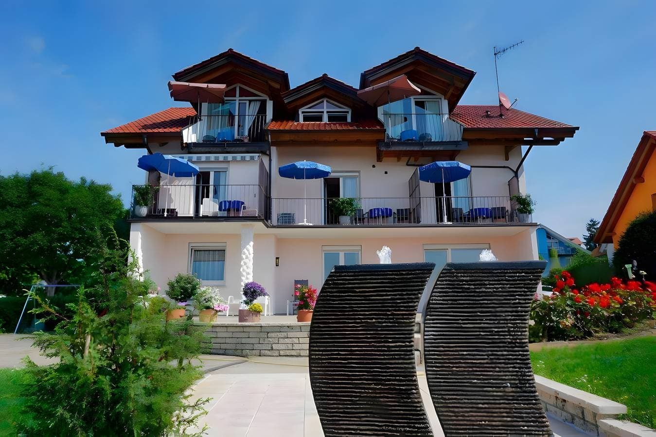 Foto 6 von 13: Haus Eva Hagnau am Bodensee - Doppelzimmer mit Balkon & Seeblick