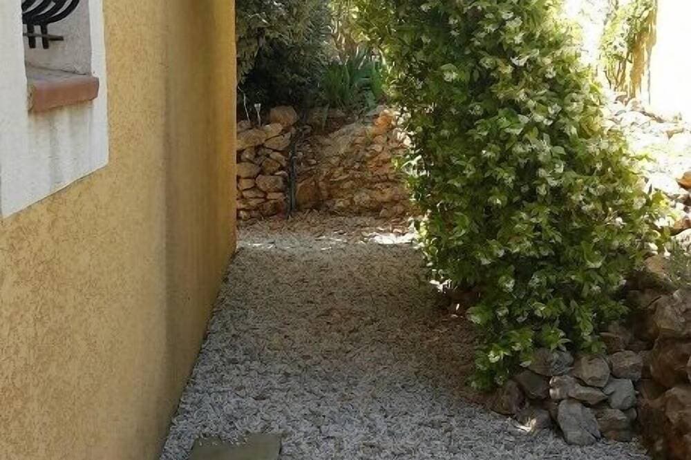 Foto 12 von 30: FeWo in Villa mit Pool, Oase der Erholung, Blick auf  Berge, ruhig am Dorfrand.