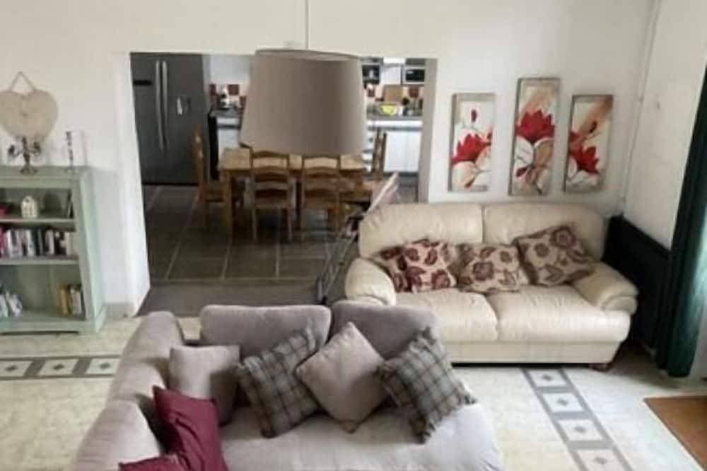 Foto 2 von 9: 5 Bedroom Gite, Family Friendly, pet Friendly Relaxing Stay.