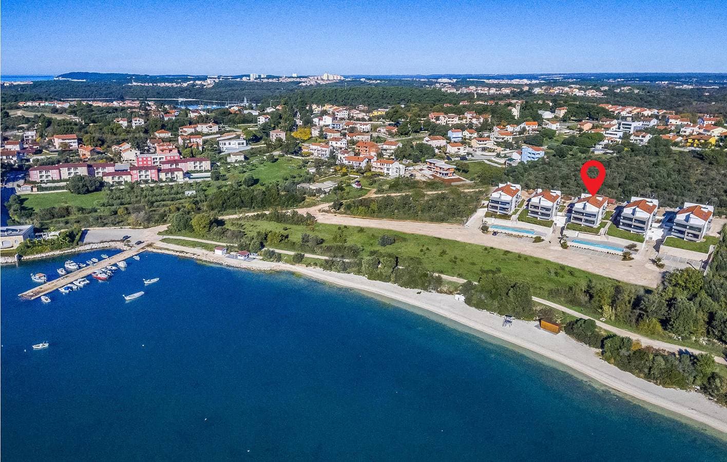 Foto 2 von 39: Gemütliche 62 m² große Ferienwohnung mit Meerblick, Pool, Strand in der Nähe und Parkplatz