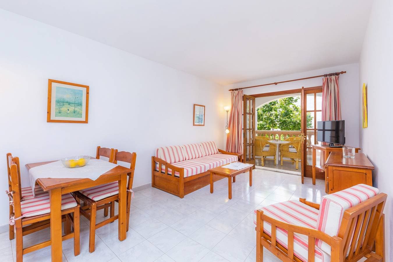 Foto 5 von 32: Strandnahes Apartment mit Zugang zum Pool, einer privaten Terrasse, Klimaanlage und WLAN