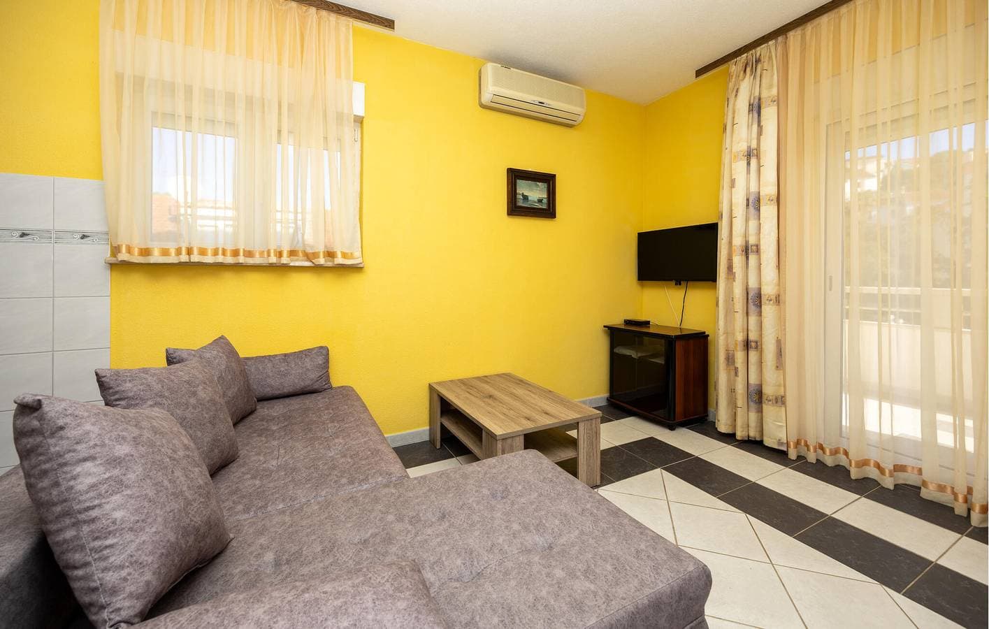 Foto 7 von 22: Urlaub am Meer: Gemütliche Ferienwohnung mit Terrasse und WLAN, 600 m vom Strand Uvala Bočići entfernt