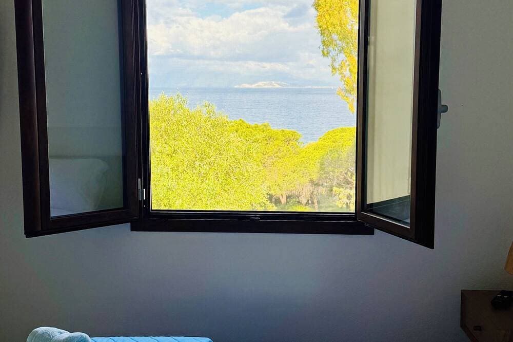 Foto 8 von 30: Nereids-The Coastal Suite. The sea one breath away from you