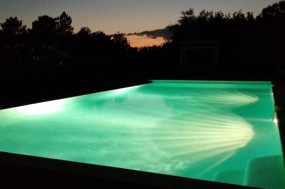 Schöne wohnung im erdgeschoss der villa mit infinity pool 1