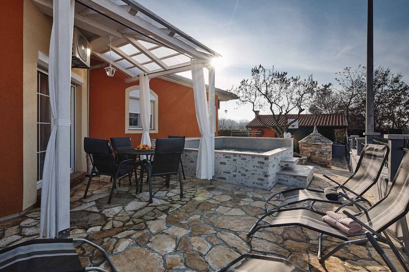 Foto 6 von 36: Ferienhaus mit Klimaanlage, Terrasse und Whirlpool