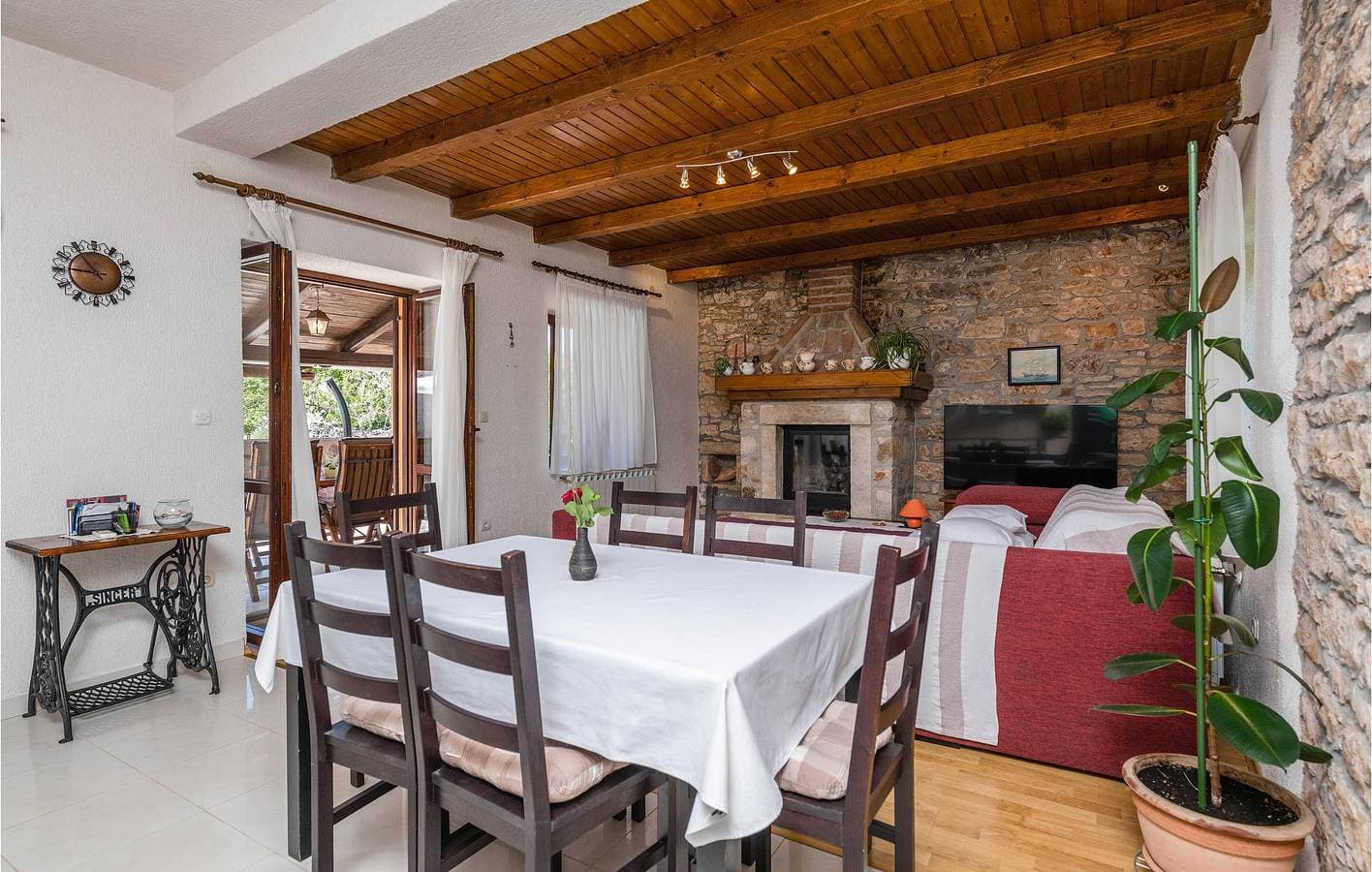 Foto 4 von 35: Moderne 2-Zimmer-Wohnung mit Pool und Terrasse in der Nähe des Stadtzentrums von Manjadvorci