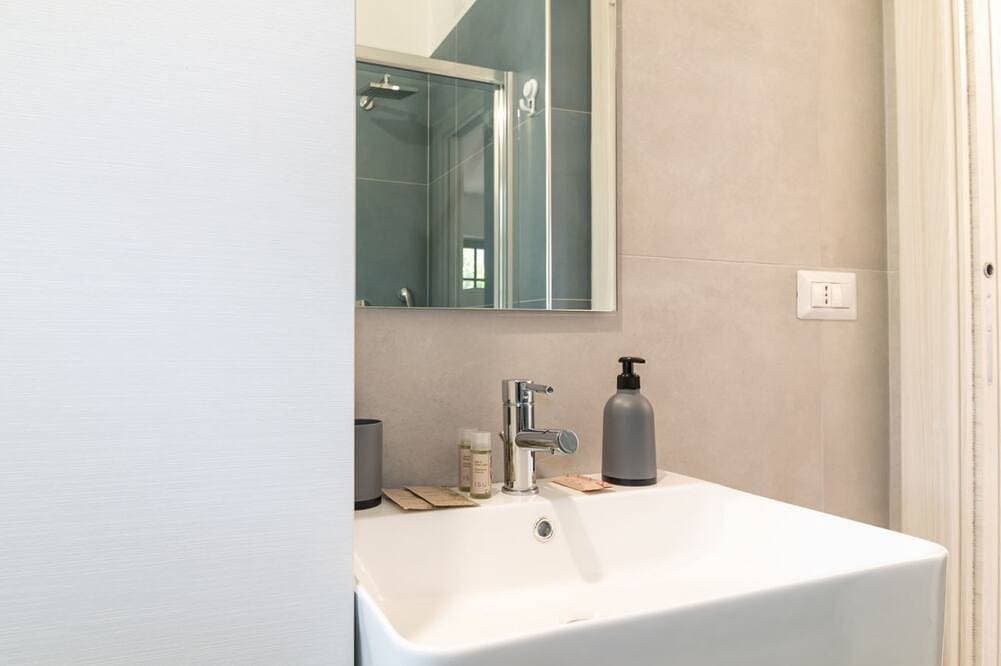 Foto 9 von 30: Dein entspannter Rückzugsort in Mandriola, nur wenige Schritte vom Meer entferntWillkommen im Apartment Corallo, einem gemütlichen Studio in Mandriola, nur 3 Gehminuten vom Strand entfernt. Ideal für alle, die einen erholsamen und komfortablen Urlaub