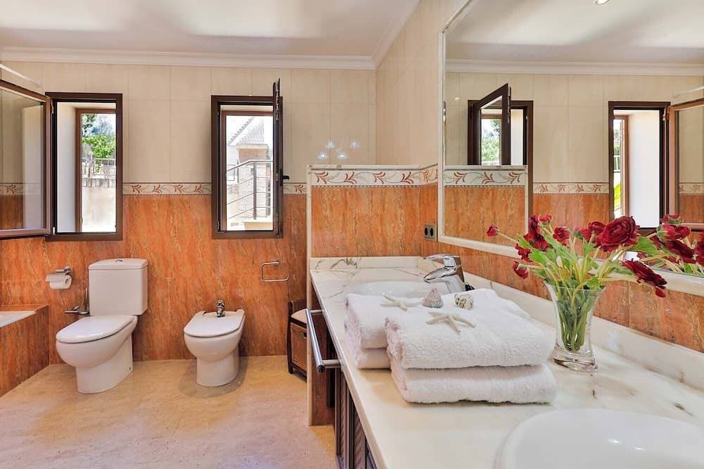 Foto 8 von 30: Ferienhaus Vidal für 8 Personen, privater Pool Garten in Portopetro, Klima, Wifi