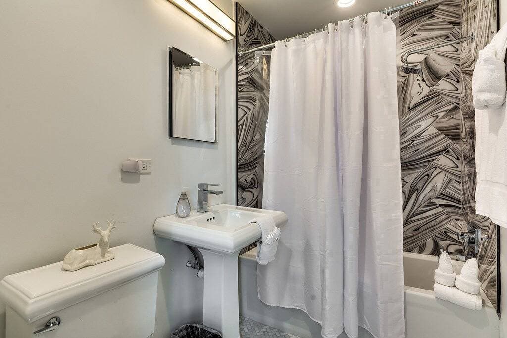 Foto 6 von 17: Old Town Chicago at it's finest! Pet Friendly & Recently Renovated Top-Floor Condo Has Everything You Need for a Perfect Windy City Getaway by AllSet Turnover