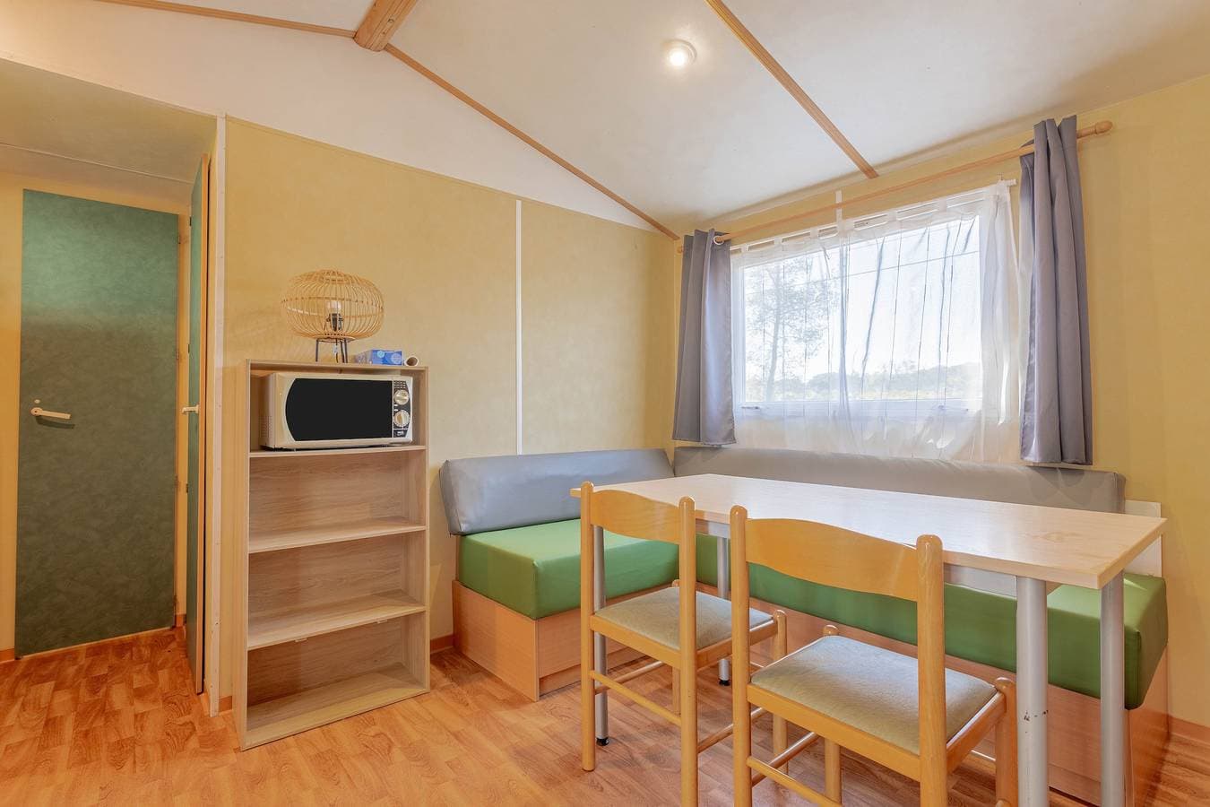 Foto 4 von 27: Mobilheim 'Mobilhome Oasis Dorf Puget Argen' mit Gemeinschaftspool und privater Terrasse