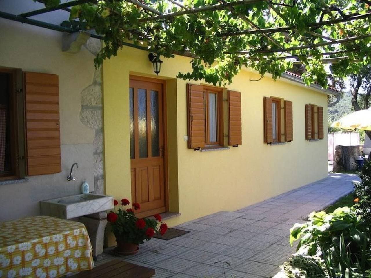 Foto 8 von 24: Charmantes Ferienhaus in Bartići mit Terrasse