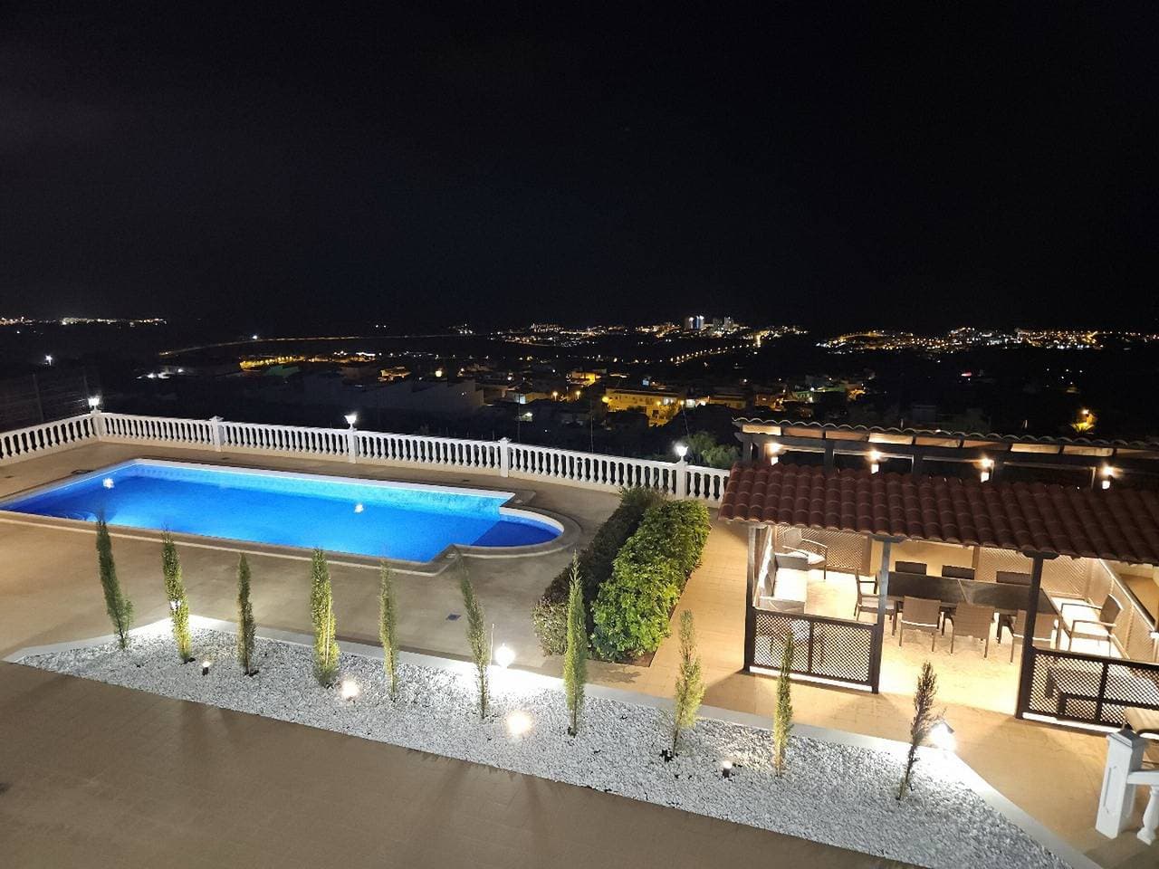 Foto 3 von 45: Ferienvilla 'Cool 4-bedroom with Sea Views' mit Meerblick, WLAN und Klimaanlage