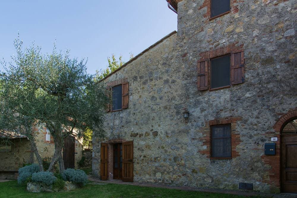 Foto 12 von 30: Bauernhaus in der grünen toskanischen Landschaft mit privatem Pool und Aussicht