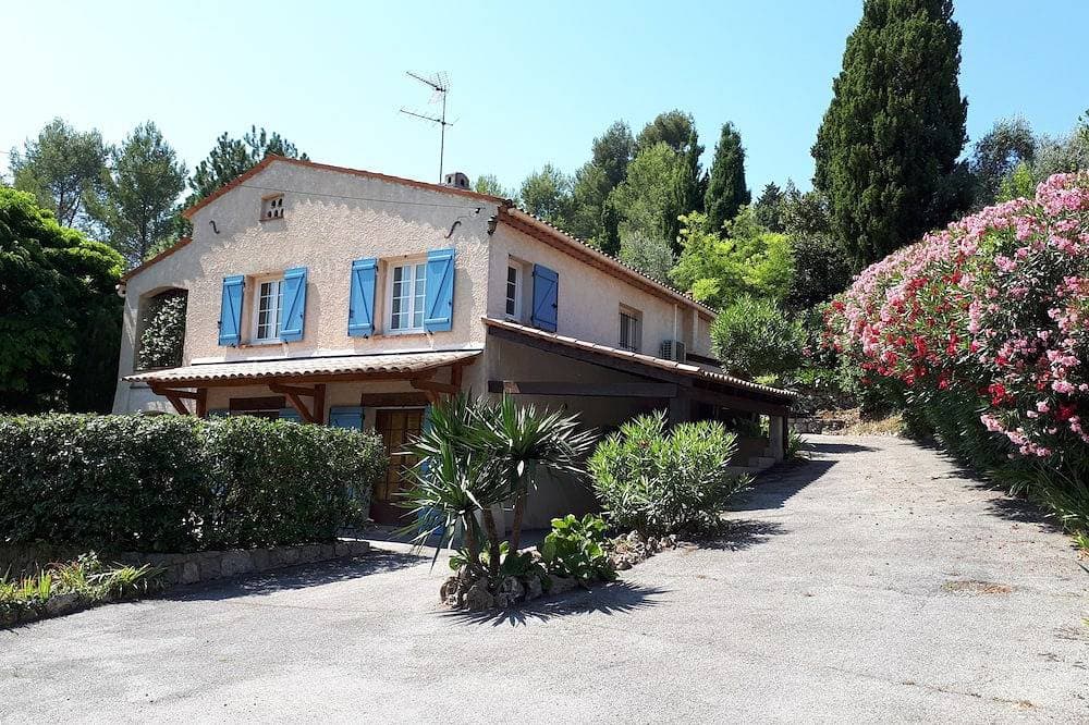 3-room villa with garden. 1