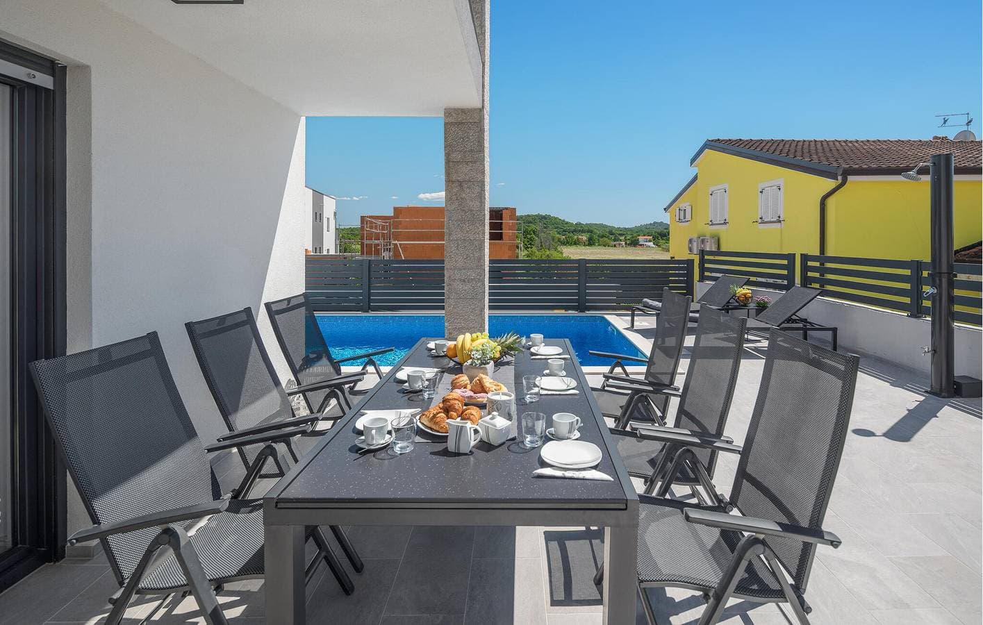 Foto 3 von 36: Geräumige 1-Zimmer-Wohnung mit Pool und Terrasse in der Nähe des Stadtzentrums von Kadumi
