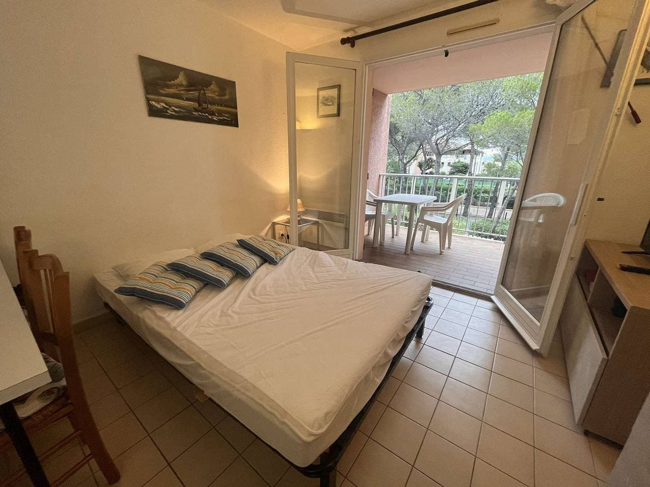 Foto 10 von 20: Studio cabine avec piscine, tennis, parking privé à 400m de la plage - 4 couchages