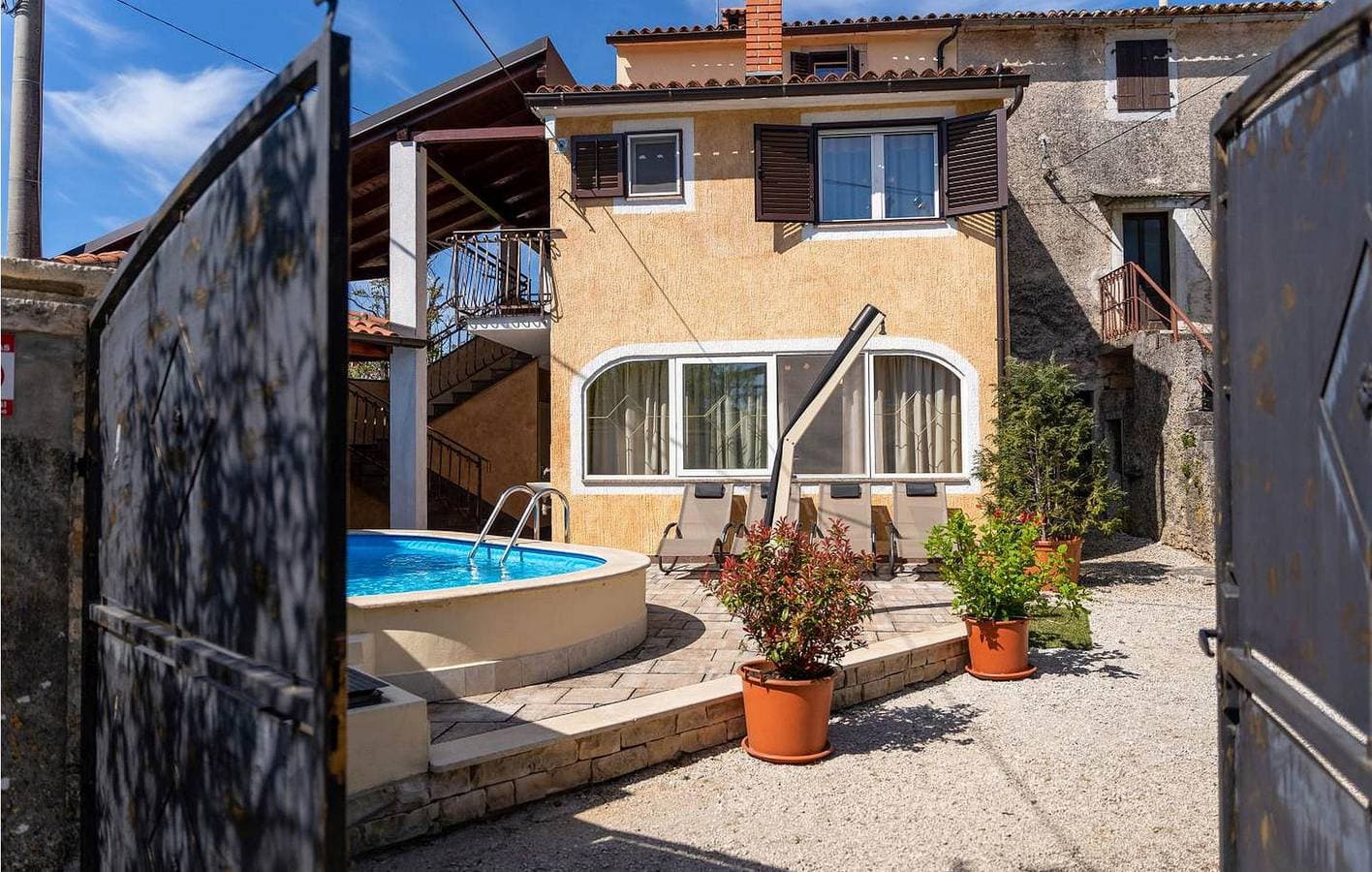 Gemütliche 2-Zimmer-Wohnung mit Pool, Terrasse und WLAN – 500 m vom Zentrum von Anzici entfernt 1