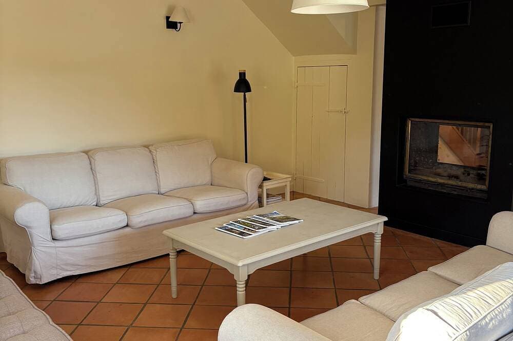 Foto 8 von 23: Spacious house with private pool on the river.
