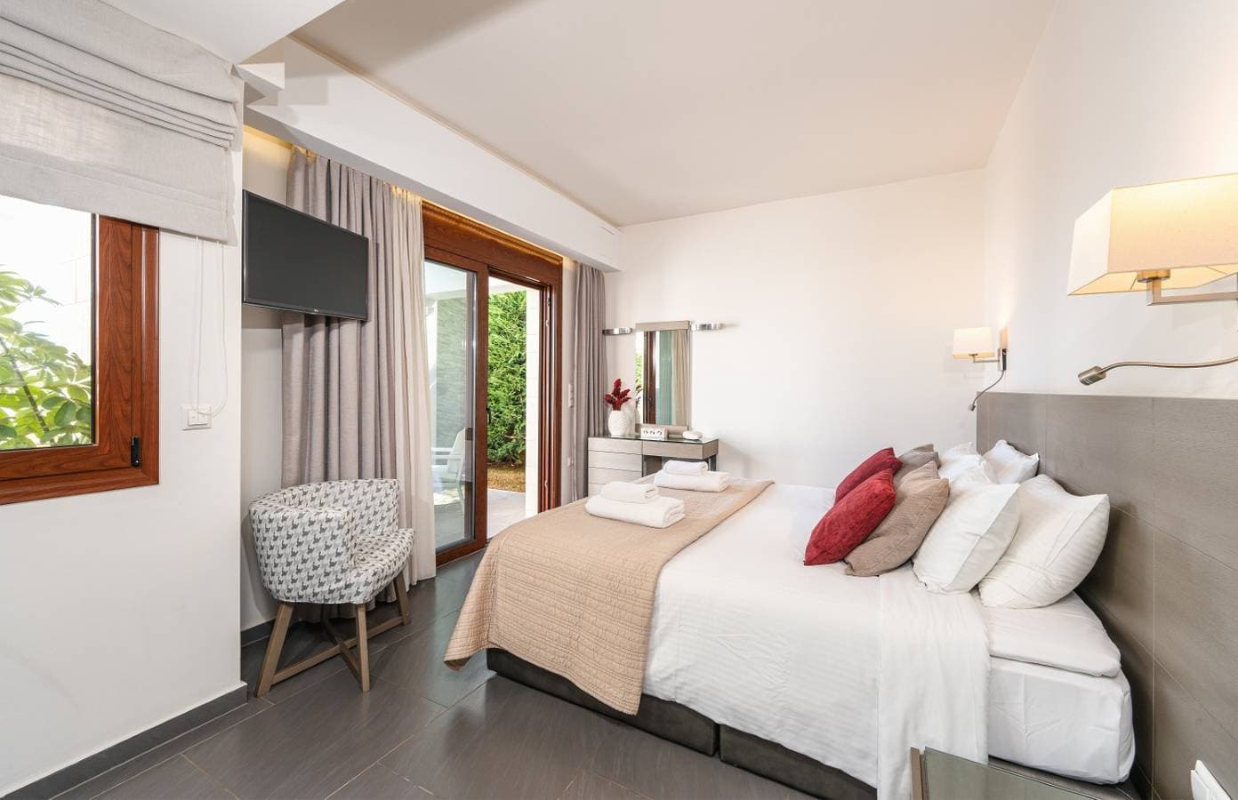 Foto 10 von 27: High-Spec Contemporary Villa with Garden, Jacuzzi and Walk-to-Tavernas Location