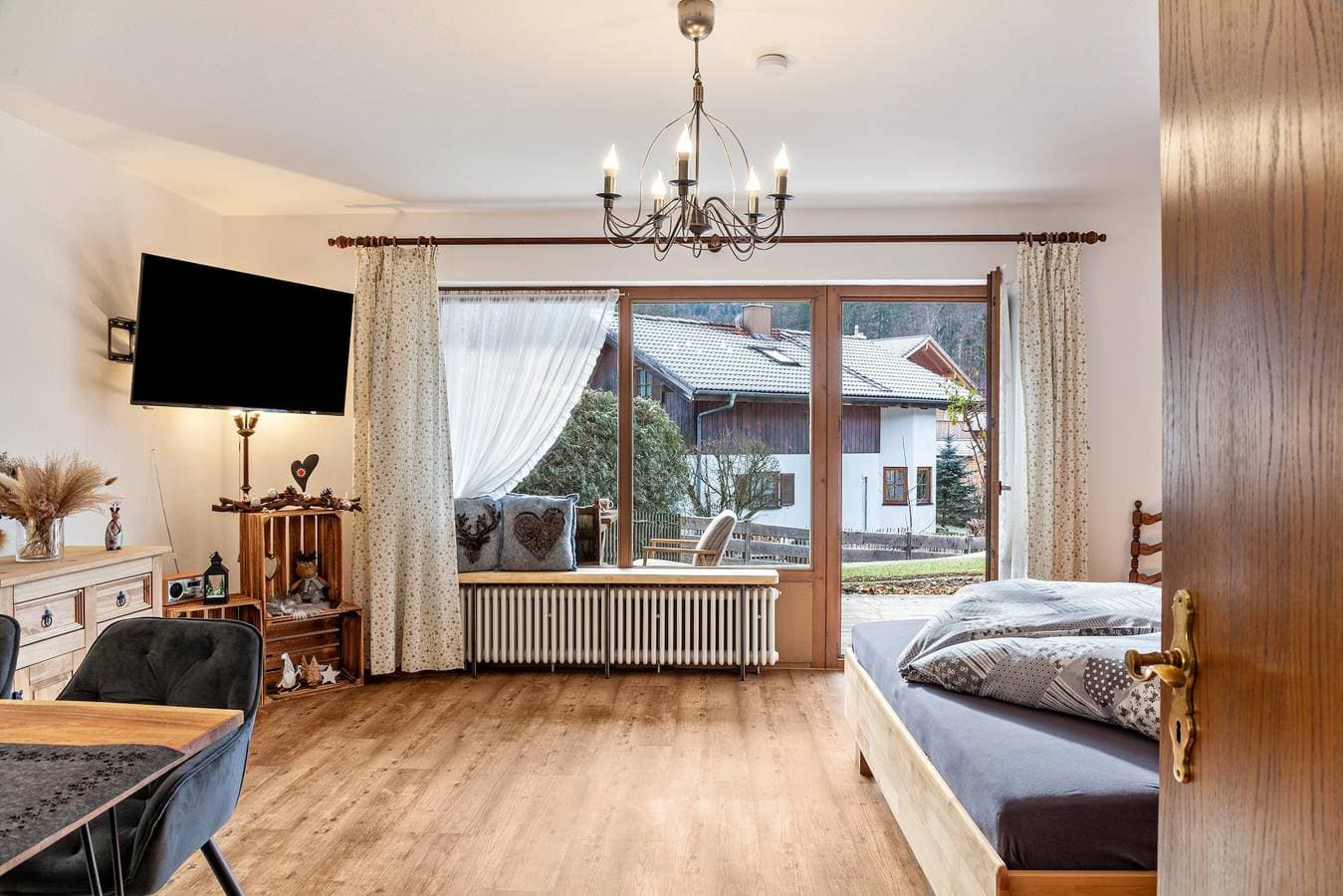 Foto 13 von 21: Studio-Apartment 'Aschaubichl – Silberdistel' mit Bergblick, privater Terrasse & WLAN
