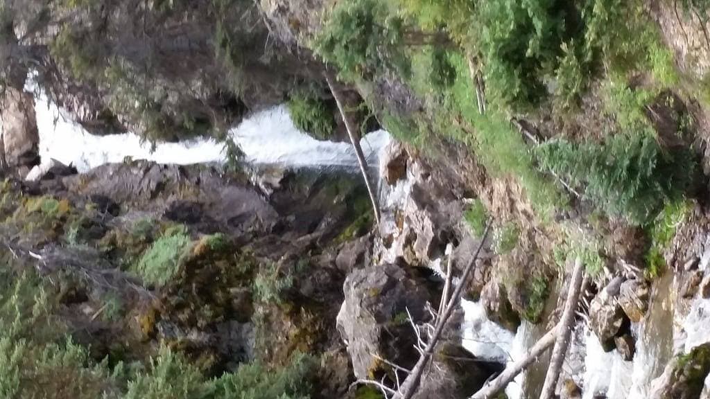 Foto 4 von 15: Flucht in die Wildnis. Abgeschiedene abgelegene Hütte mit privatem Teich