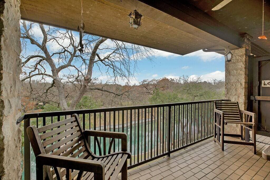 Foto 2 von 38: Das Float Inn. Schöne Wohnung mit Blick auf den Comal, gegenüber der Schlitterbahn