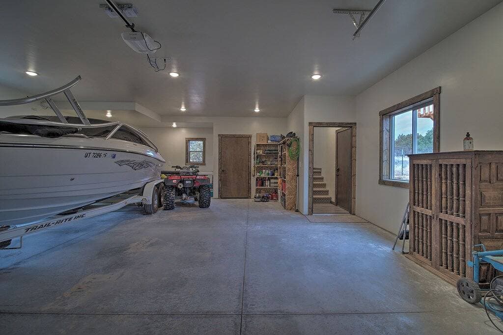Foto 7 von 28: Custom Studio Apartment with Mountain Views and Garage Parking!