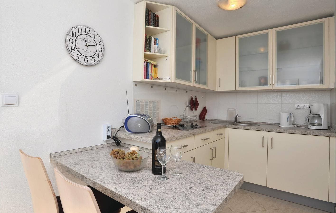 Foto 11 von 20: Gemütliches Apartment am Strand mit Terrasse und Garage, 500 m von der Bucht Uvala Bočići entfernt