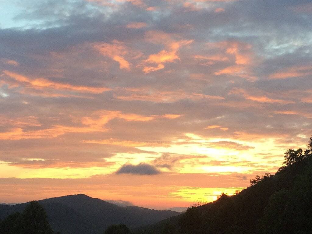 Foto 4 von 21: Alarka Cabin Guest House mit tollen Sonnenuntergängen in den Bergen und WiFi inklusive