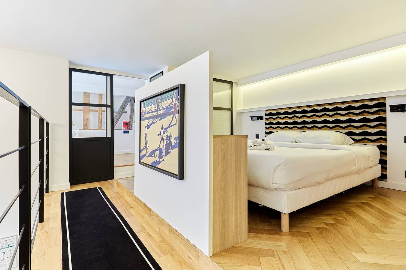 Foto 2 von 16: Charming Duplex Loft - Paris City Center