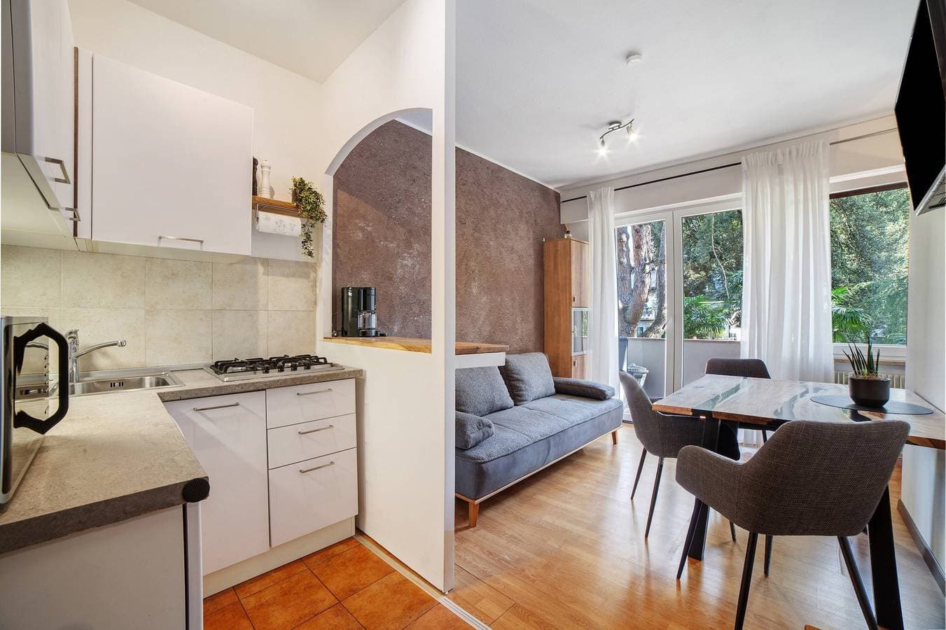 Foto 9 von 22: Ferienwohnung 'Modern Park' mit Gemeinschaftsgarten, Balkon und Wi-Fi