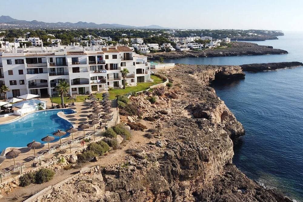 2 Bedroom, 2 bathroom front line property in Cala D'or 1