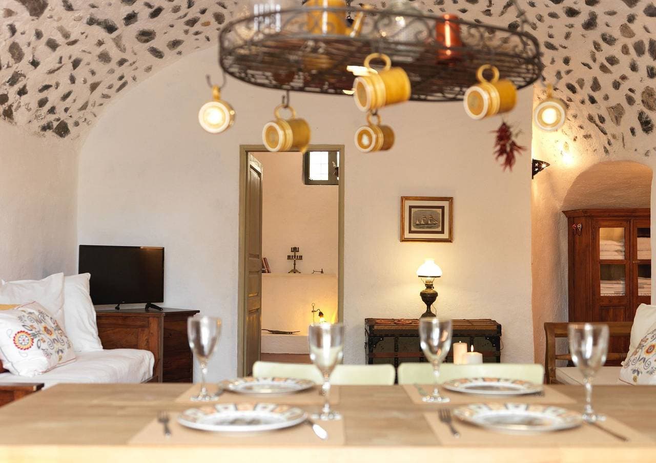 Foto 2 von 26: Charming Santorini Villa | Pori House | 1 Bedroom | Rustic & Traditional