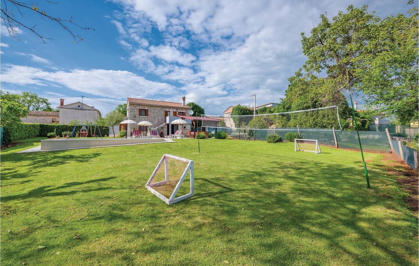 Charmante 68 m² große Wohnung mit Terrasse, Pool und Parkplatz 1