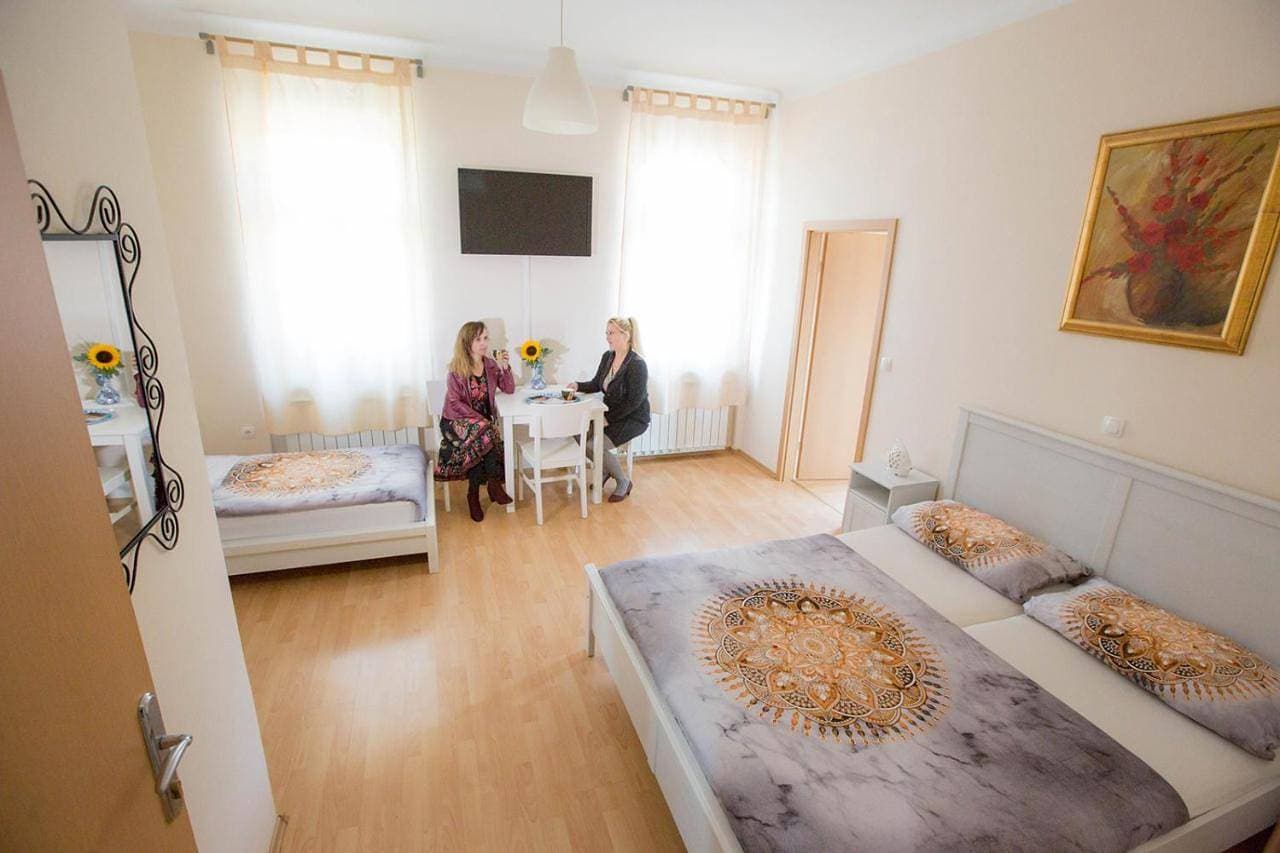 Foto 11 von 44: Quintuple Room with Free Parking