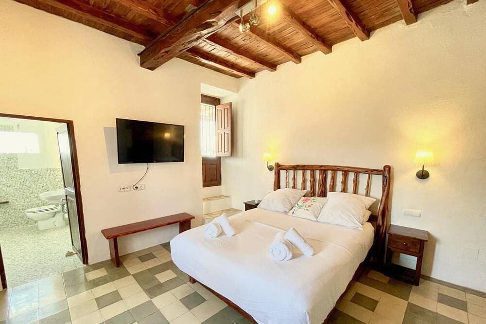 Foto 3 von 30: Villa „El Palau De Can Sergent“ mit Bergblick, WLAN und Klimaanlage