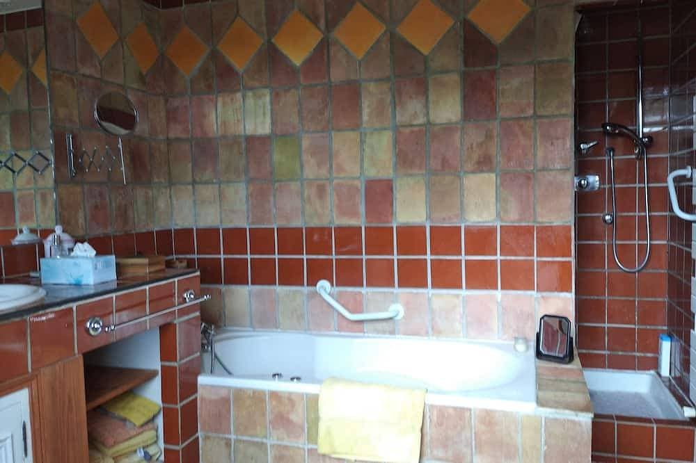 Foto 7 von 30: Charming Villa, 15 km from NiCE Moyenne Montagne With View And Swimming Pool