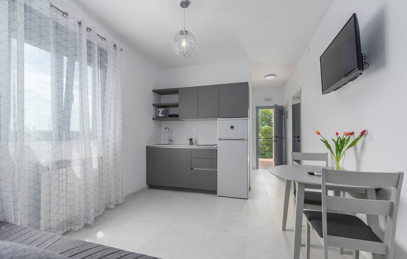 Foto 3 von 18: Ferienwohnung Zrnic IV mit Blick auf die Stadt