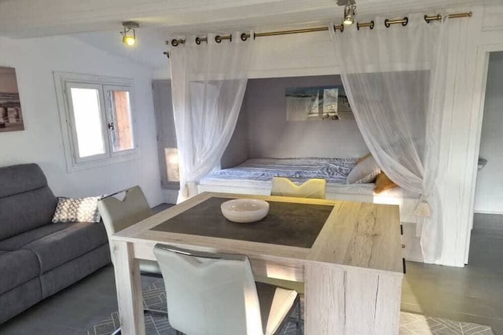 The hut - an experience in the maquis 1