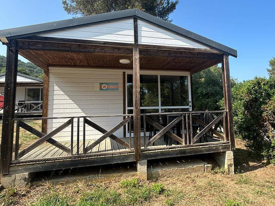 Foto 12 von 18: Camping Versants (anciennement Parc des Chênes) - Chalet 4 personen - Klimaanlage - TV - Bettwäsche - Handtücher